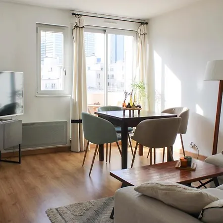 Bright Through Nest With View On La Defense *
